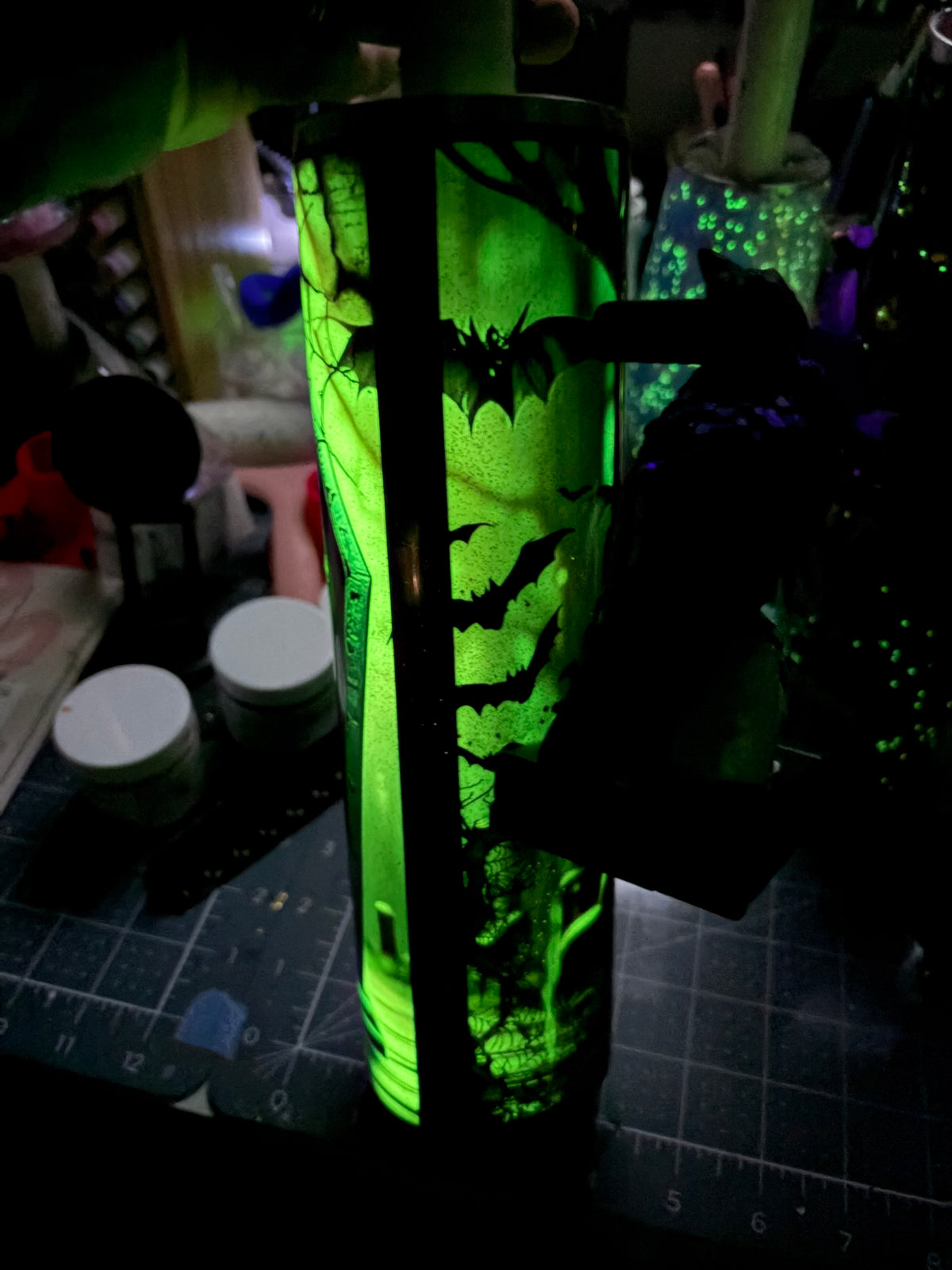 New-In process skull and raven with glow 32oz plump tipsy