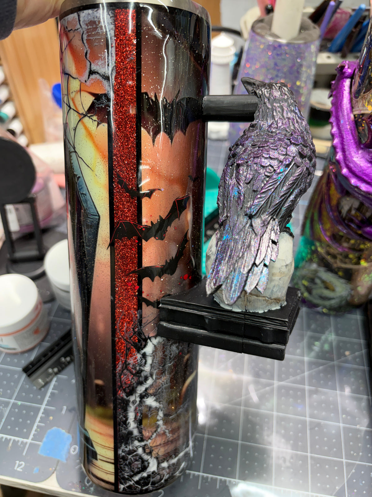 New-In process skull and raven with glow 32oz plump tipsy