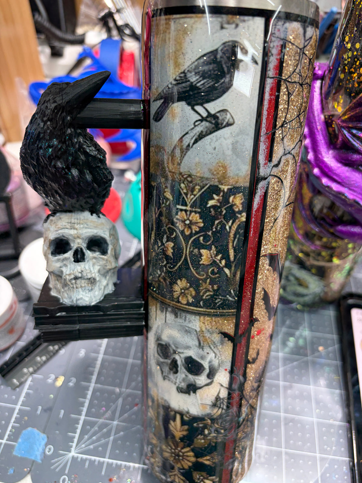 New-In process skull and raven with glow 32oz plump tipsy