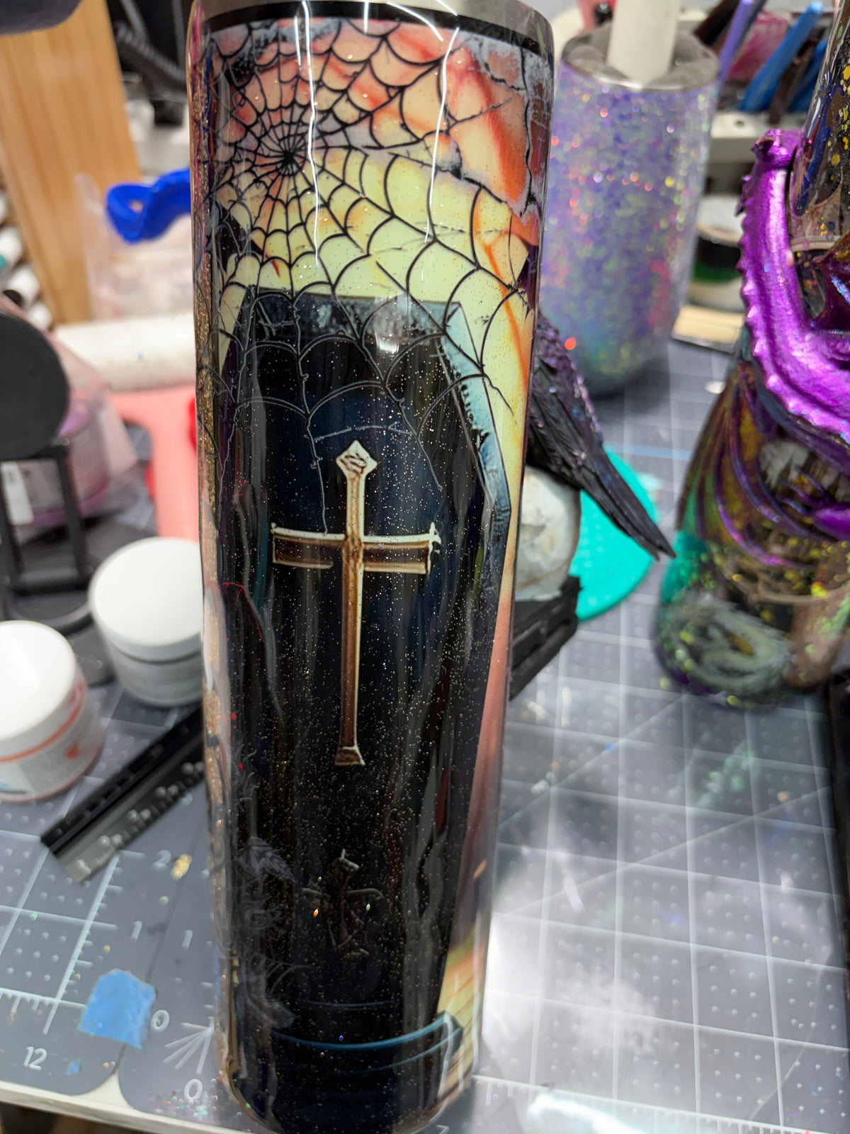 New-In process skull and raven with glow 32oz plump tipsy