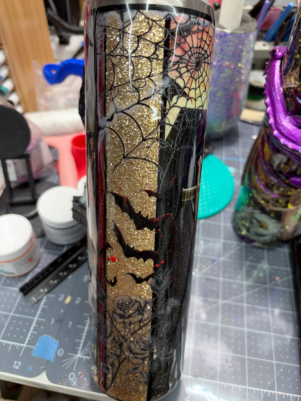 New-In process skull and raven with glow 32oz plump tipsy
