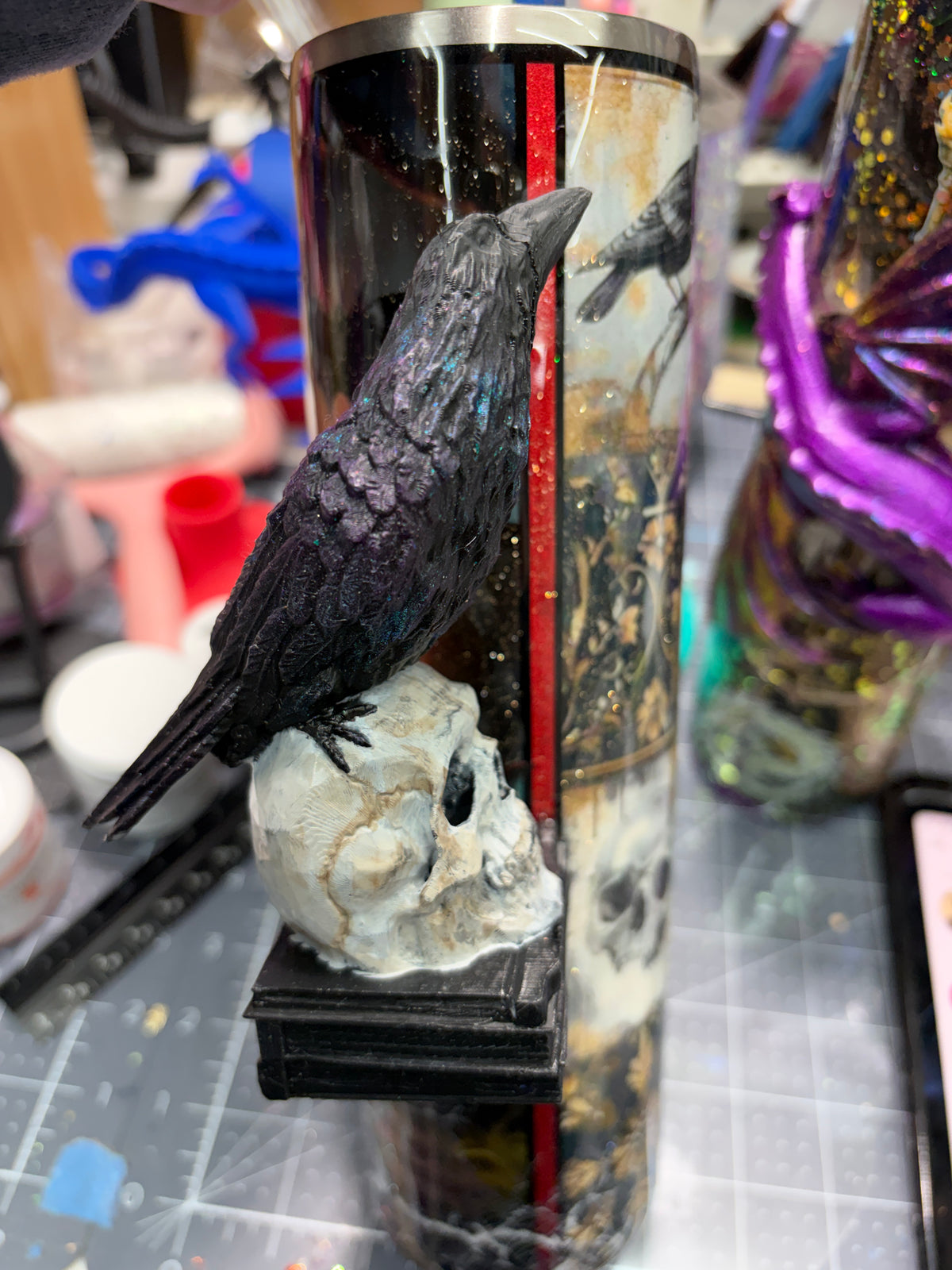 New-In process skull and raven with glow 32oz plump tipsy