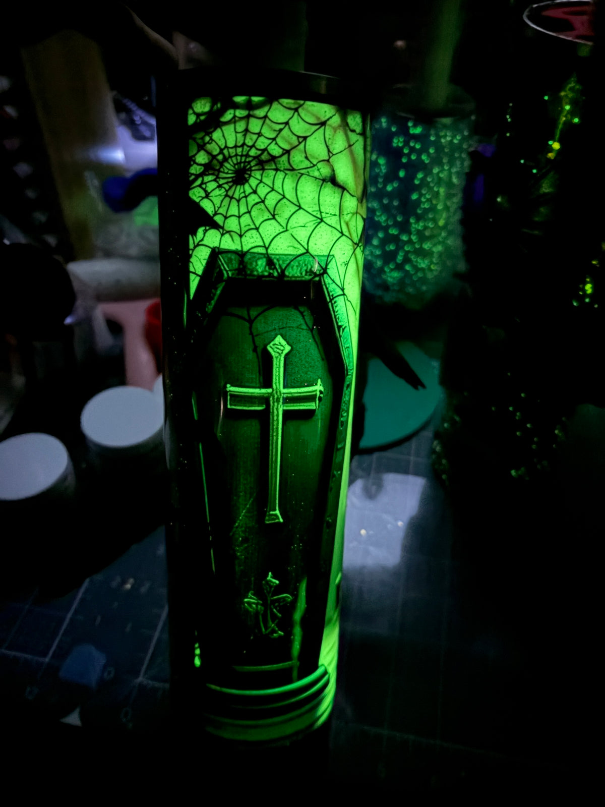 New-In process skull and raven with glow 32oz plump tipsy